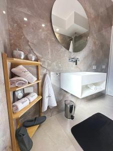 een badkamer met een wastafel en een spiegel bij Shin in Budoni