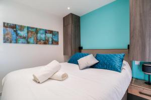 Posteľ alebo postele v izbe v ubytovaní 2-Br Apartment Terrace Sea View Pool Parking