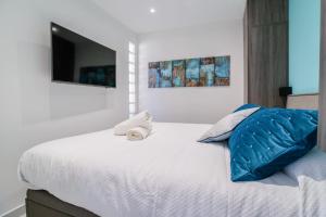 Posteľ alebo postele v izbe v ubytovaní 2-Br Apartment Terrace Sea View Pool Parking