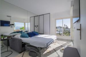 Posteľ alebo postele v izbe v ubytovaní 2-Br Apartment Terrace Sea View Pool Parking