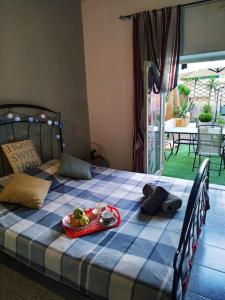 een bed met een dienblad met fruit erop bij Modern & Comfortable, Single Floor Apartment***** in Heraklion