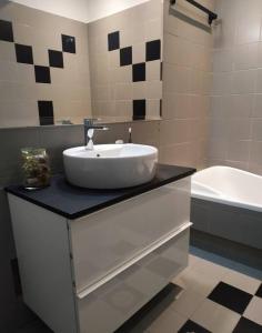 een badkamer met een wastafel en een bad bij Modern & Comfortable, Single Floor Apartment***** in Heraklion