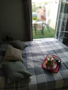 een dienblad met eten op een bed met een fruitschaal bij Modern & Comfortable, Single Floor Apartment***** in Heraklion