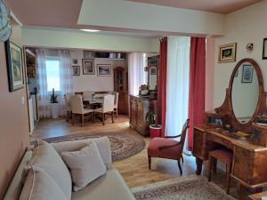 sala de estar con sofá y mesa con espejo en Apartment Bella Sanja, en Split