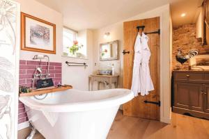 uma casa de banho com uma grande banheira branca num quarto em The Hayloft, Pillar Box Farm Cottages em Ludlow