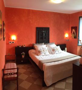 A bed or beds in a room at Hotel Villa San Fedele