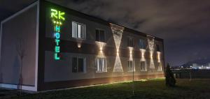ein Gebäude mit einem Neonschild auf der Seite in der Unterkunft Hotel RK in Ghimbav