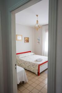 1 dormitorio con 2 camas y ventana en Gilda’s Home, en Scalea