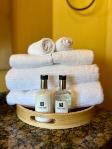 un mucchio di asciugamani e due bottiglie di sapone su un tavolo di Casa Grande Inn & Suites a Penticton