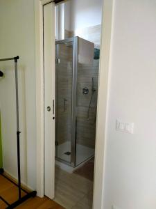 A bathroom at MonoPat