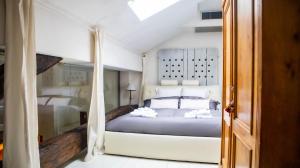 1 dormitorio con 1 cama blanca grande en una habitación en La Finestra en Bolonia