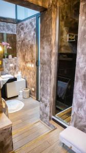 baño con ducha y puerta de cristal en La Finestra en Bolonia