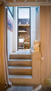 una escalera que conduce a una ventana en una habitación en La Finestra en Bolonia
