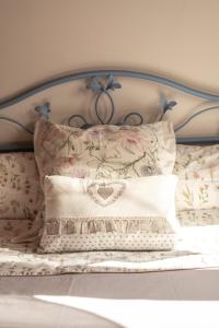 a bed with a heart pillow and pillows on it at Apartamento con Encanto in Vielha