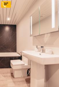 uma casa de banho branca com um lavatório e um WC em Eden Cottage- City Base with Outside Courtyard em Dundee