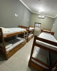Un ou plusieurs lits superposés dans un hébergement de l'établissement Hostel Floripa Lake House Lagoa Conceiçao 24HORAS