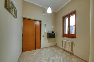 a hallway with a wooden door and a television at Pellicciari 14 - Affitti Brevi Italia in Gravina in Puglia