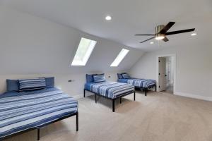 1 dormitorio con 2 camas y ventilador de techo en Cozy Cottage with Private Yard Pet Friendly!, en Winchester