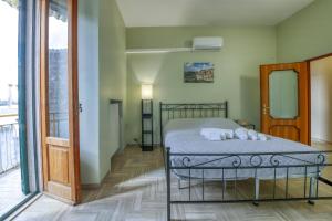 a bedroom with a bed with towels on it at Pellicciari 14 - Affitti Brevi Italia in Gravina in Puglia