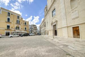 an empty street with cars parked on the side of a building at Pellicciari 14 - Affitti Brevi Italia in Gravina in Puglia