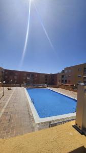 una gran piscina frente a un edificio en EDEN RENTALS Caletillas Peace en Candelaria
