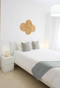 坎德拉里亞的住宿－EDEN RENTALS Caletillas Peace，白色的卧室设有白色的大床和白色的墙壁
