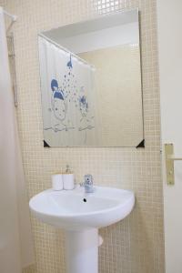 a bathroom with a sink and a mirror at EDEN RENTALS Caletillas Peace in Candelaria