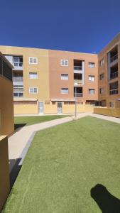 un patio vacío frente a un edificio de apartamentos en EDEN RENTALS Caletillas Peace en Candelaria