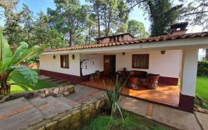 mały biały dom z patio w obiekcie Cabaña Traslomita w mieście Mazamitla