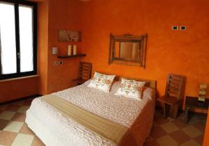 A bed or beds in a room at Hotel Villa San Fedele