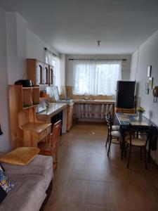 uma sala de estar com uma mesa e uma cozinha em HERMOSO Y COMODO Departamento vacacional, vista única! TOTALMENTE AMOBLADO E INDEPENDIENTE em Ambato