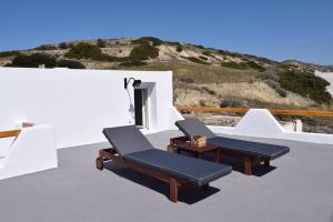 two chairs and a coffee table on a roof at Hemeros Villa in Zefiría