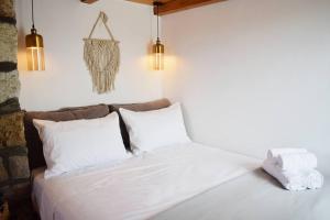 ZefiríaにあるHemeros Villaのベッドルーム1室(白いシーツと枕のベッド1台付)