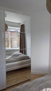 コペンハーゲンにあるCozy newly renovated apartment in Copenhagenのベッドルーム(ベッド1台、窓付)