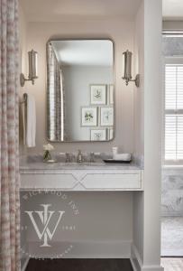 een badkamer met een wastafel en een grote spiegel bij Wickwood Inn in Saugatuck