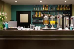 um bar num restaurante com um balcão com bebidas em Viasui Hotel em Buenos Aires