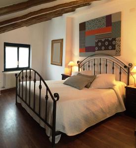 sypialnia z dużym łóżkiem w pokoju w obiekcie Hotel Villa San Fedele w mieście San Fedele Intelvi