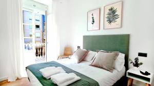 um quarto com uma cama grande e uma cabeceira verde em El Sireno de Vigo, céntrico, amplio y acogedor em Vigo
