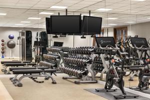siłownia z rowerami treningowymi i bieżniami w obiekcie Tommy Bahama Miramonte Resort & Spa w mieście Indian Wells