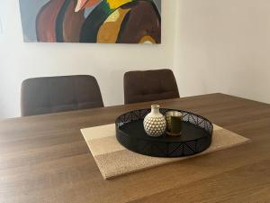 達喀爾的住宿－2br modern apartment in Almadies，一张桌子,上面有花瓶和两杯眼镜