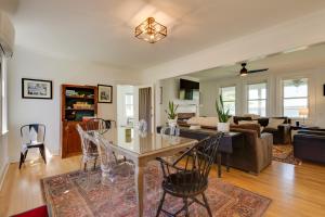 sala de estar con mesa y sillas en Beautiful Colonial Home on the Choptank River, en Cambridge