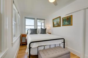1 dormitorio blanco con 1 cama y 1 silla en Beautiful Colonial Home on the Choptank River, en Cambridge