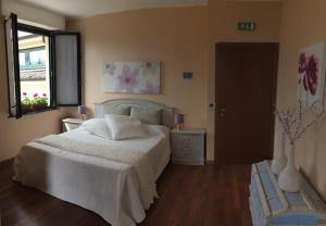 A bed or beds in a room at Hotel Villa San Fedele