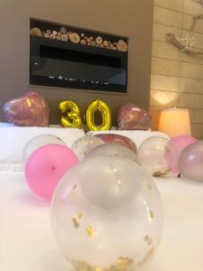un montón de globos sentados sobre una mesa en ZEROstuni suite apartment en Ostuni