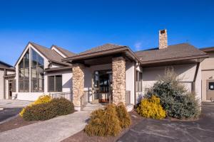 a large house with a driveway at Liberty Mountain Resort in Fairfield