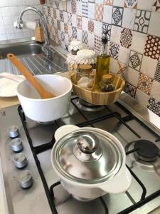 una estufa de cocina con una olla y un tazón en ella en ZEROstuni suite apartment en Ostuni