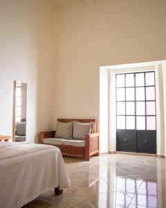 sala de estar con sofá y ventana en Hotel Catedral en Cuernavaca