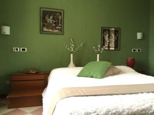 A bed or beds in a room at Hotel Villa San Fedele