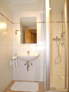Ett badrum på Gasthof Ramsauer