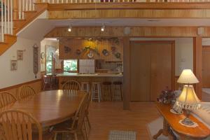uma sala de jantar e cozinha com mesa e cadeiras em Secluded Chalet - Pet Friendly em Columbus